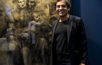 Carlo Vanoni junto a un boceto de Leonardo que se exhibió durante la exposición Da Vinci 500, en la UPB, en el marco de la Escuela de Verano de 2019. FOTO Julio césar herrera