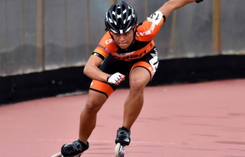 La juvenil patinadora Valeria Rodríguez, de Paen, logró el primer oro para Antioquia en el Campeonato Nacional que se desarrolla en Bogotá. FOTO cortesía-fedepatin