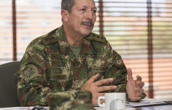 La Revista Semana reveló que el general Nicacio Martínez fue apartado de su cargo a causa de la red de espionaje que supuestamente funcionaba en el Ejército. FOTO Edwin Bustamante
