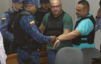 Freyner Ramírez (“Carlos Pesebre”, centro) fue capturado en 2013, en una finca del municipio antioqueño de Urrao, donde sostenía una reunión con varios de sus lugartenientes. FOTO esteban vanegas