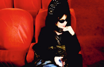 Diane Pernet es la fundadora de ASVOFF (A Shaded View on Fashion Film), festival que celebra anualmente los mejores fashion films de todo el mundo. Foto: Cortesía.