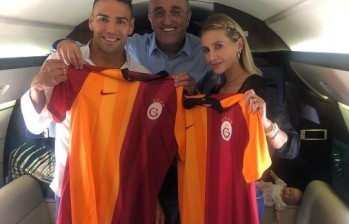 Foto compartida en Twitter por una cuenta de noticias sobre el Galatasaray. En la imagen se ve a Radamel Falcao y a su esposa, Lorelei Taron, enseñando camisetas del equipo turco. FOTO @webasl