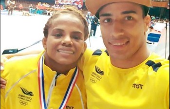 Jackeline Rentería aperece feliz por su oro en el clasificatorio, junto a su novio Alexis Cuero. FOTO cortesía facebook