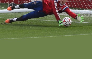Manuel Neuer es firme aspirante al Balón de Oro porque ganó el Mundial y se destacó en Bayern. FOTO AFP
