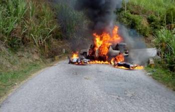 El paso vehicular hacia el municipio de Convención fue bloqueado este miércoles por el incineramiento de un vehículo. FOTO Cortesía