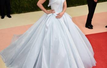 El vestido a simple vista se vio como un vestido muy de princesa de cuento de hadas. FOTO AFP