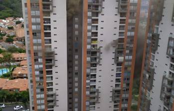 El incendio en un shut de basuras de un edificio de San Germán fue atendido por dos máquinas de bomberos. FOTO: CORTESÍA