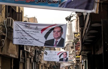 Carteles del actual presidente egipcio y candidato presidencial, Abdelfatah al Sisi, en una de las calles más antiguas de El Cairo, en Egipto, durante el primer día de los comicios. FOTO efe