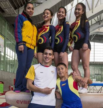 La entrenadora Katish Recalde, su hijo Ángel que es técnico y deportista, y los cuatro paisitas que viajaron. FOTO Jaime Pérez