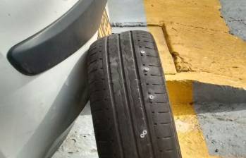 Hasta 30 tornillos se incrustaron en una sola de las llantas de este vehículo. El cambio costó cerca de 800 mil pesos, pues los mecánicos indicaron que un neumático con más de 10 parches no es seguro para el conductor. FOTO Cortesía