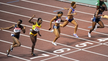AP - La prueba de los 100 metros femenia se tuvo que definir por medio del foto finish.