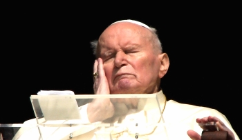Reuters - El Santo Padre no perdió la esperanza de saludar a los fieles católicos que se apostaron en la Plaza de San Pedro hasta que su salud lo permitió.