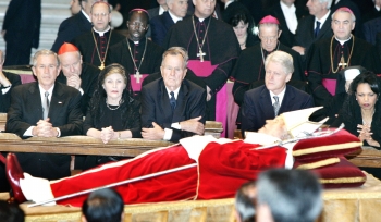 Reuters - Bush es el primer jefe de Gobierno extranjero que visita la capilla ardiente de Juan Pablo II.