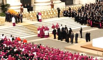 AP - Los altos cleros de la Iglesia, entre quienes está el que será el nuevo Papa, tras el cónclave, despidieron a su Santidad en medio de oraciones.