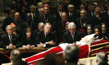 AP - También lo acompañaron su esposa Laura, vestida de negro y con una mantilla, la secretaria de Estado, Condoleezza Rice, y los ex presidentes Bill Clinton y George Bush.