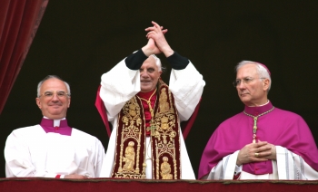 AP - Ratzinger, el primer Papa alemán en siglos, fue mano derecha de Juan Pablo II como titular de la Congregación para la Doctrina de la Fe, heredera de la Inquisición.