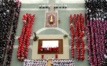 Reuters - Ratzinger se refirió al Santo Padre como nuestro desaparecido y querido Papa en una homilía que recordó la vida del Pontífice desde sus días de obrero en una fábrica en la Polonia ocupada por los nazis hasta sus últimos días al timón de la iglesia.