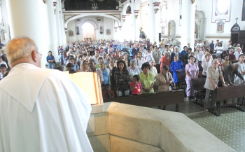 Manuel Saldarriaga - La Candelaria, en el Parque de Berrío, se convirtió en un sitio de peregrinaje para orar por el Papa.