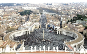 AP - El Vaticano nunca estuvo sólo, miles de fieles siempre estuvieron presentes para orar por el Papa.