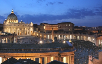 El pontificado de Juan Pablo II se cerró como un círculo: el Papa de las multitudes recibió una despedida multitudinaria desde la Plaza de San Pedro.
