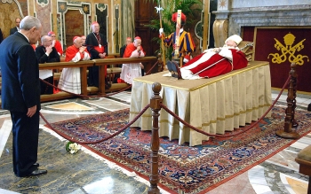 Reuters - Líderes mundiales elogiaron a Juan Pablo II como una fuerza a favor de la paz universal, mientras otros reconocían su destacado papel en la caída de la llamada Cortina de Hierro. Algunos sugirieron inclusive que sea recordado como Juan Pablo el Grande.