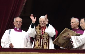 AP - Después del gran Papa Juan Pablo II, los cardenales me han elegido a mí: un trabajador humilde y sencillo en la viña del Señor, dijo con voz algo cascada en italiano. Me encomiendo a vuestras oraciones.