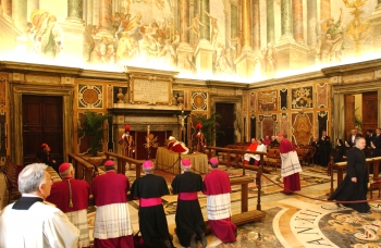 Reuters - Las palabras de Juan Pablo II resonaron en la plaza cuando un Arzobispo leyó el texto que el Pontífice había preparado para la misma del domingo, el segundo de Pascua.