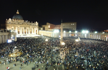 AP - Unas 40.000 personas conmovidas y visiblemente afectadas estuvieron en silencio en la Plaza de San Pedro, tras conocer la muerte del papa Juan Pablo II.