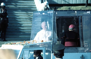 Colprensa - El llamado Papamóvil se comenzó a utilizar blindado, después del atentado que sufrió el Papa Juan Pablo II, por parte del turco Alí Agca, y que casi le cuesta la vida. Un campero adecuado para su visita a Colombia fue el protagonista para su movilización.