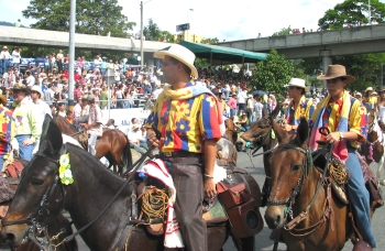 José Luis Chavarriaga - Los binomios lucieron bellos uniformes, como este con flores y vivos colores.