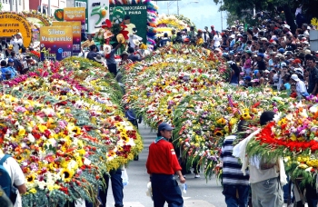 Jaime Pérez - Un río de flores recorrió las calles céntricas de Medellín.