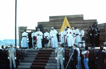 Colprensa - El Papa Juan Pablo II, con la curia de esa época, 1986, concelebró una misa en un templete improvisado, durante su gira en Colombia, y aquí en Armero.