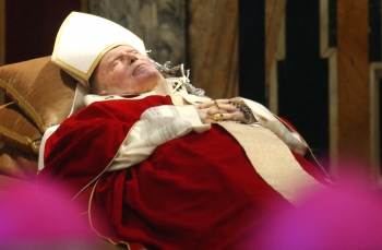 Reuters - Personas de todos los continentes y religiones encontraron algo en la vida del Papa para elogiar, desde la forma en que se opuso al comunismo hasta sus esfuerzos por tender puentes entre las distintas creencias.