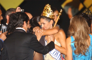 Hernán Vanegas, enviado especial - La nueva reina recibe las felicitaciones de su novio y sus familiares.