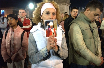 AP - Miles de fieles y curiosos llenos de respeto acuden a la Plaza de San Pedro del Vaticano y miran hacia su ventana del Palacio Apostólico convencidos de que miran directos a la Historia.