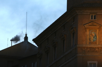 AP - Las hojas de las votaciones fueron revisadas por tres cardenales antes de ser quemadas. El humo negro es generado por la utilización de un producto químico.