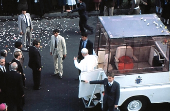 Colprensa - El Papamóvil para el transporte de Juan Pablo II, otra de las imágenes que se recordarán del Sumo Pontífice católico.