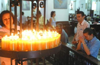 Róbinson Sáenz - En la Iglesia de San José los fieles rezaron mientras comenzaba la misa de las 5:00 p.m. que se oficiaría en memoria del Santo Padre. La mayoría recordó que sus grandes legados fueron el perdón, la tolerancia y la búsqueda de la paz.