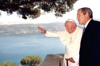 Reuters - El Papa Juan Pablo II tuvo amplia influencia en las políticas del mundo. El 23 de julio de 2001 recibió en Castelgandolfo al presidente George W. Bush.