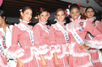 Colprensa - Las reinas llegaron vestidas de cumbiamberas a la fiesta del Club Cartagena.