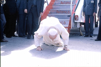 Colprensa - Esta imagen pasará a la historia para recordar a Karol Wojtyla, o Juan Pablo II. El llamado Papa Viajero, uno de los artífices de la caída del Comunismo, acostumbraba a besar el suelo de los países que visitó en más de 104 viajes, por más de 130 naciones.