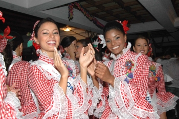 Colprensa - De fiesta estuvieron las reinas en el Club Cartagena.