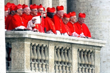 Reuters - Todos los cardenales salieron a uno de los balcones del Vaticano para saludar y acompañar al nuevo Papa en su saludo a todo el mundo.