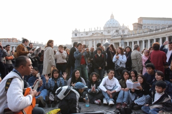Un grupo de personas filipinas acompaño al Papa desde la Plaza del Vaticano.