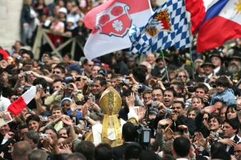 AP - La Protección Civil italiana repitió el esquema organizativo que dio buen resultado con motivo de la capilla ardiente y el funeral por Juan Pablo II, aunque en esta ocasión la afluencia de peregrinos fue notablemente menor.
