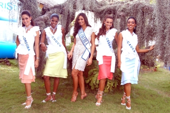 Colprensa - Las reinas en esta oportunidad lucieron diseños de la cartagenera Ketty Tinoco, con telas de Primatela, zapatos de Asoinducals y accesorios de Carolina Cruz.