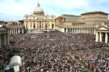 AP - Roma vivió otra jornada extraordinaria para celebrar el acceso al Sillón de San Pedro de Joseph Ratzinger.