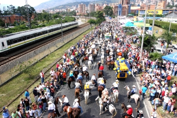 Henry Agudelo - La Avenida Regional también se llenó de caballos. El metro al fondo, testigo de la cabalgata.