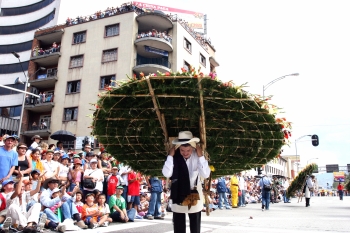 Henry Agudelo - Las familias más tradicionales del corregimiento de Santa Elena desfilaron por las calles de Medellín.
