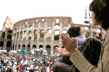 AP - Cientos de fieles se congregaron en el Coliseo Romano para seguir por TV las exequias de Juan Pablo II.